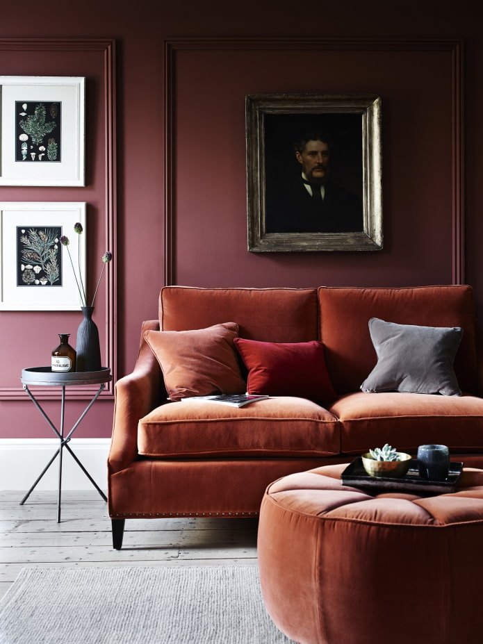 orangefarbenes Sofa