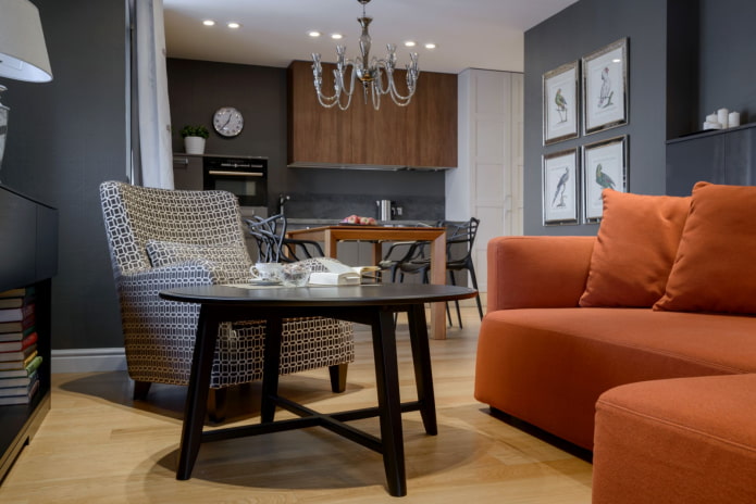 Terrakotta-Sofa im Wohnzimmer