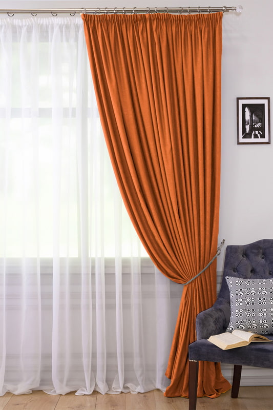 orangefarbener Vorhang