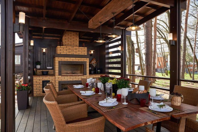 schöne Veranda mit Grill
