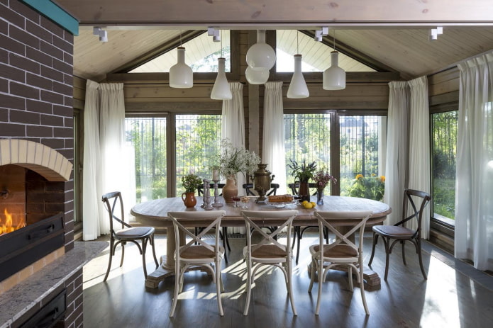 richtige Platzierung von Tisch und Ofen auf der Veranda