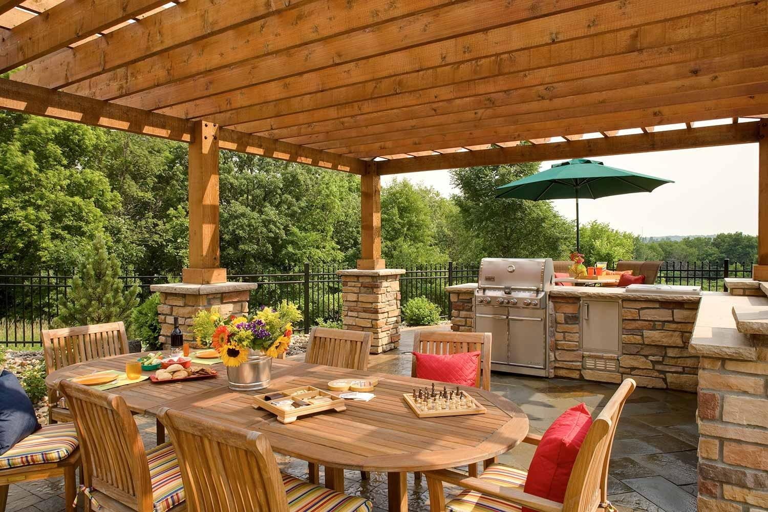 Sommerküche auf der Terrasse mit Grill