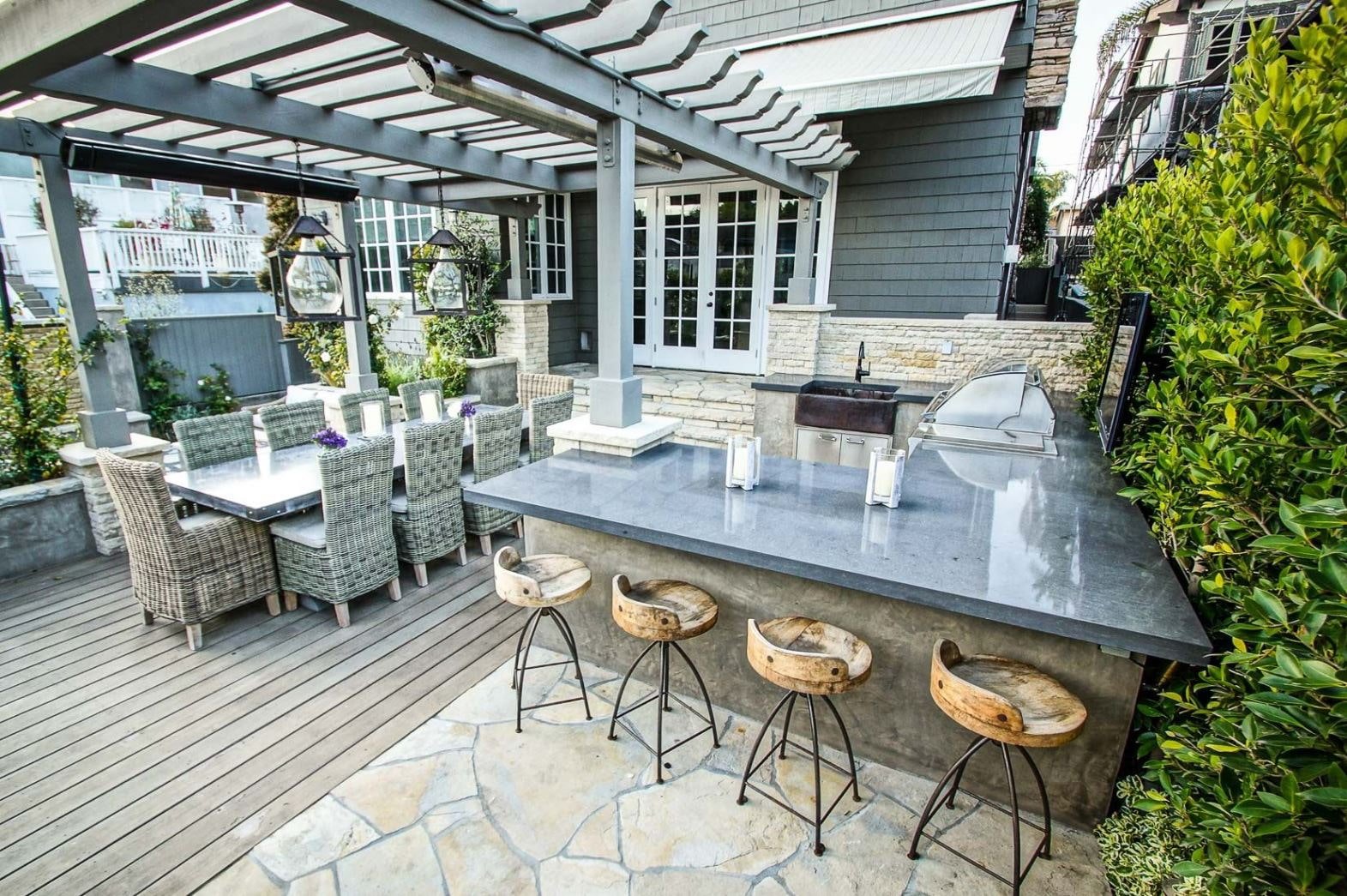 Stilvolle Sessel und Barhocker auf der Terrasse