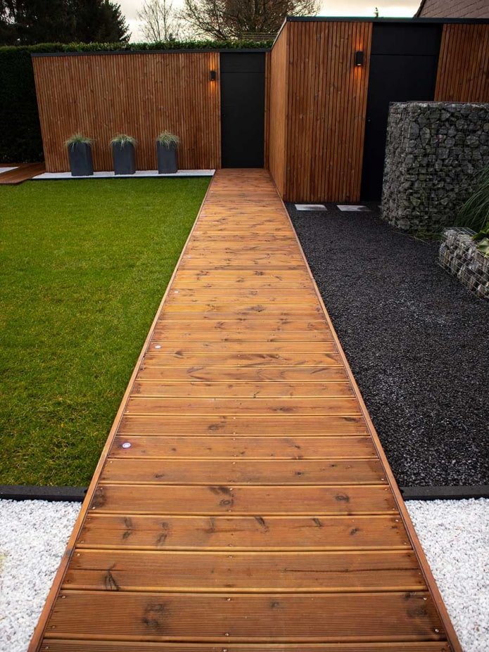 Holzweg im Garten