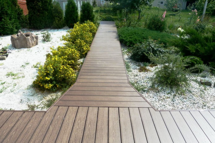 Gartenwege aus Terrassendielen