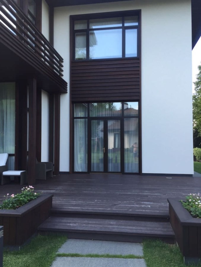 dunkles Holz außerhalb des Hauses