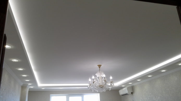 Decke mit LED-Streifen und eingebauten Strahlern