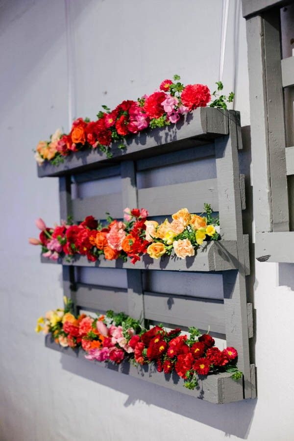 Vertikales Blumenbeet aus einer Palette