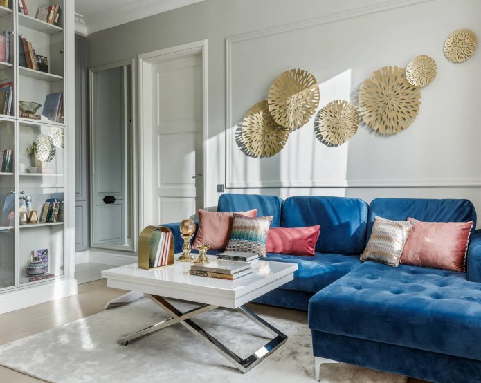 Blaues Sofa im skandinavischen Stil