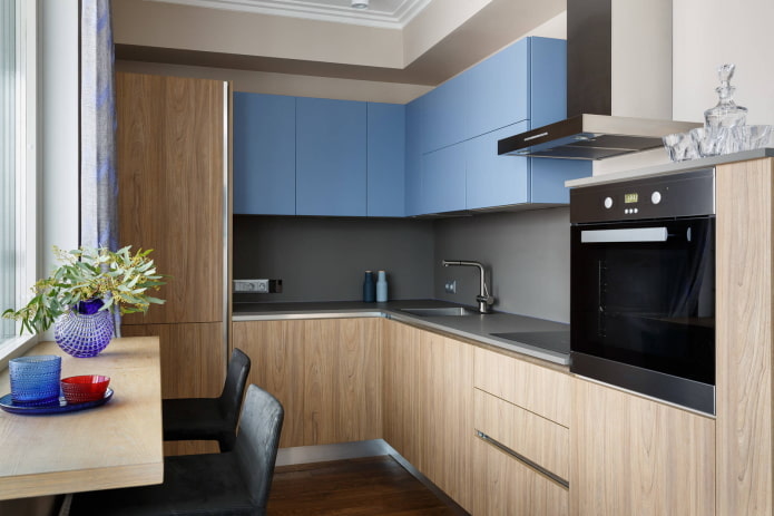 Blau mit Holz