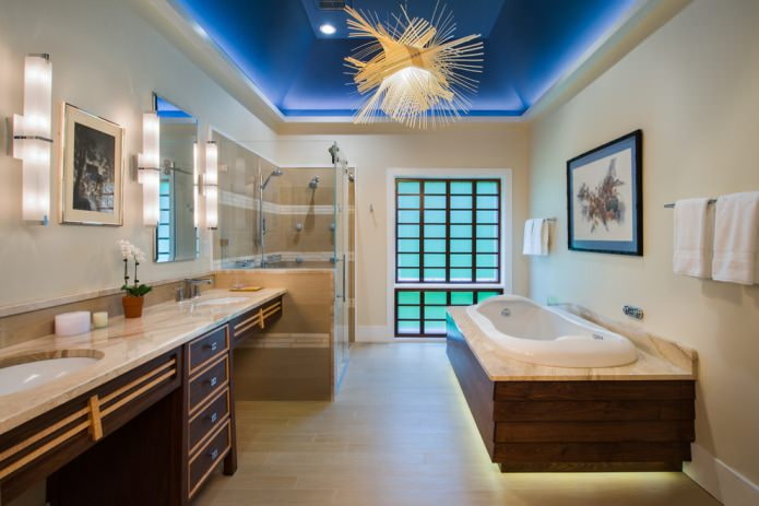 Badezimmer mit blauer Decke