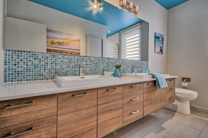 Badezimmer mit blauer Decke