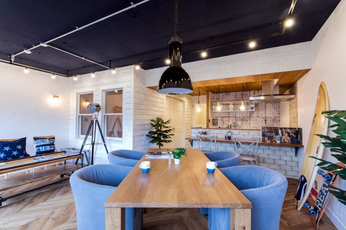 Blaue Decke im Loft-Stil