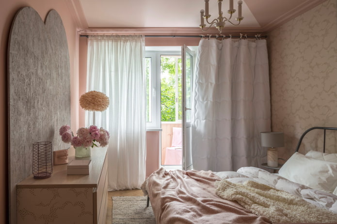 Weiße Vorhänge im Schlafzimmer
