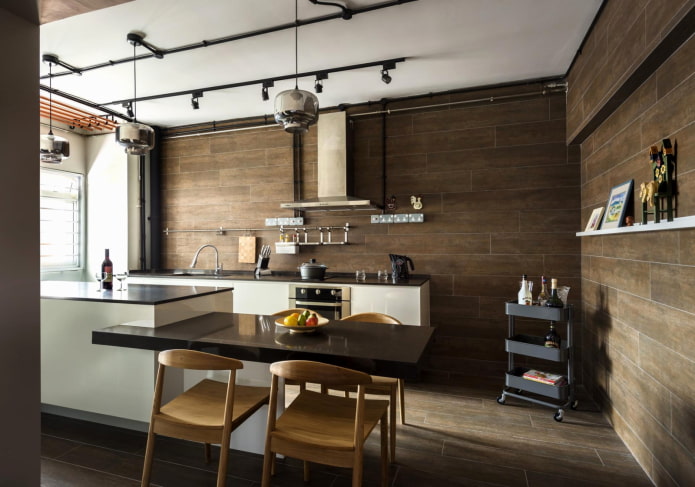 braune Wände im Kücheninterieur