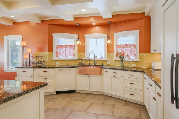 orange Wände im Kücheninterieur