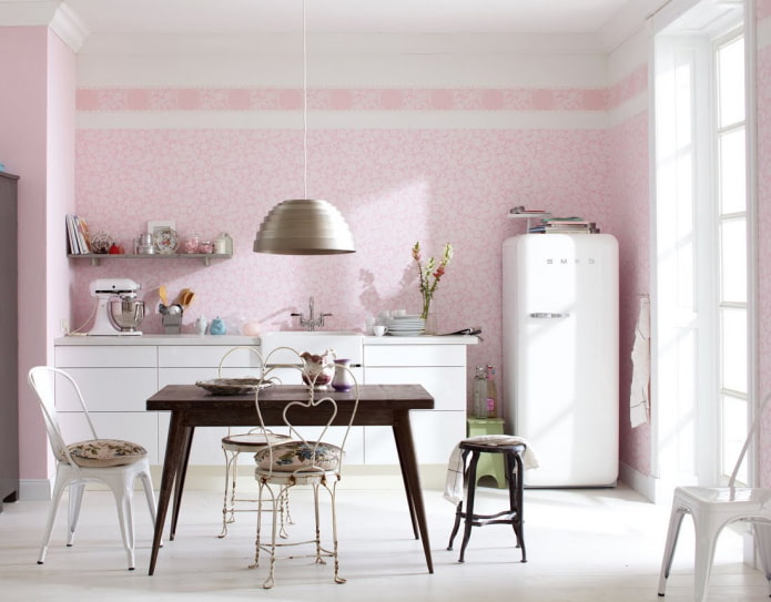 rosa Wände im Kücheninterieur