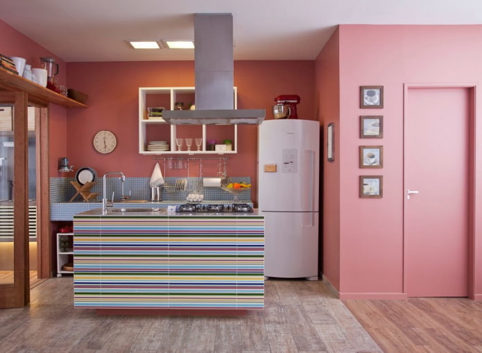 rosa Wände im Kücheninterieur