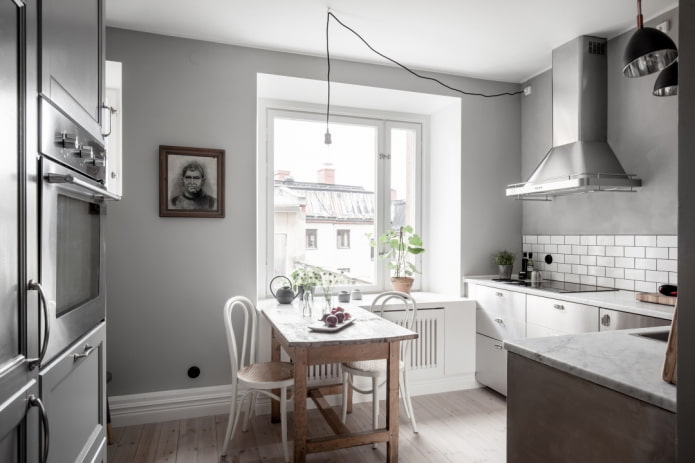 graue Wände im Kücheninterieur