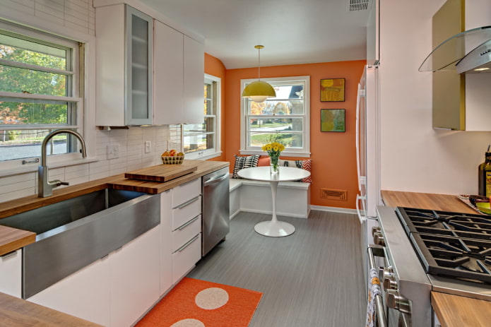 orange Wände im Kücheninterieur