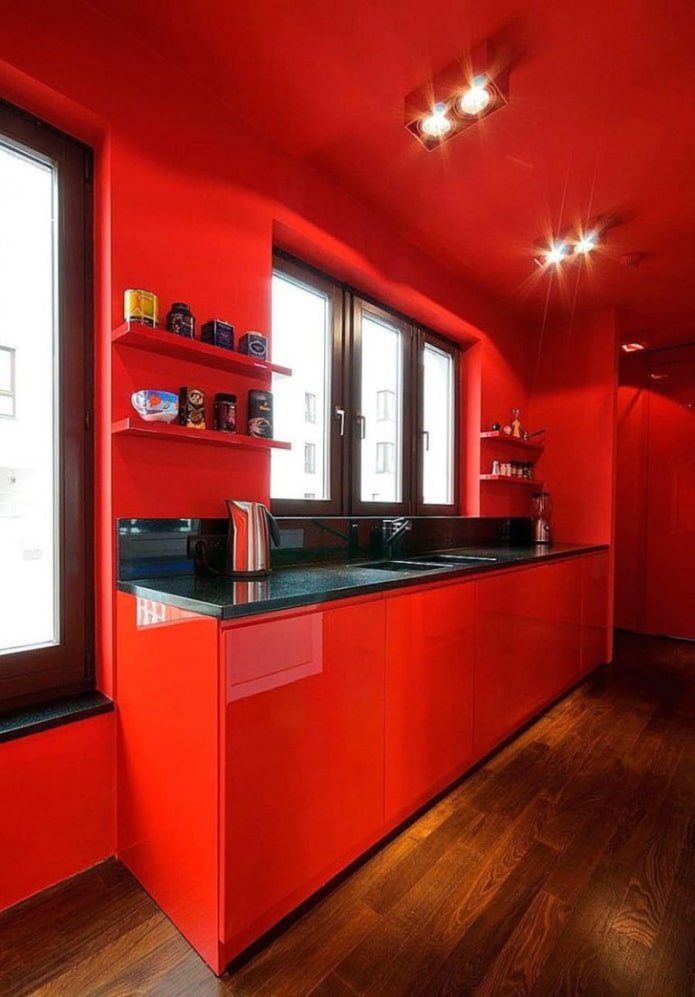 rote Wände im Kücheninterieur