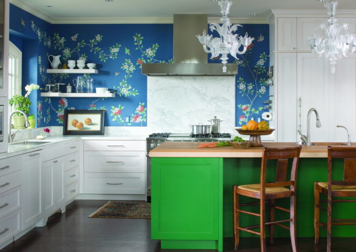 Blaue Wände im Kücheninterieur
