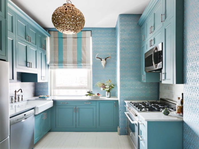blaue Wände im Kücheninterieur