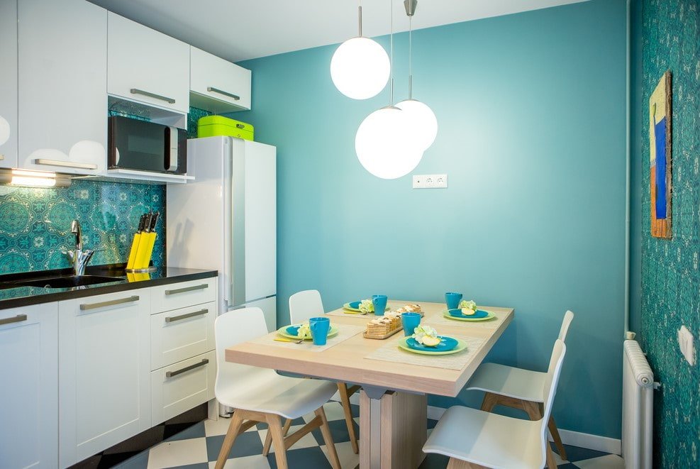 Küche mit gestrichener Wand