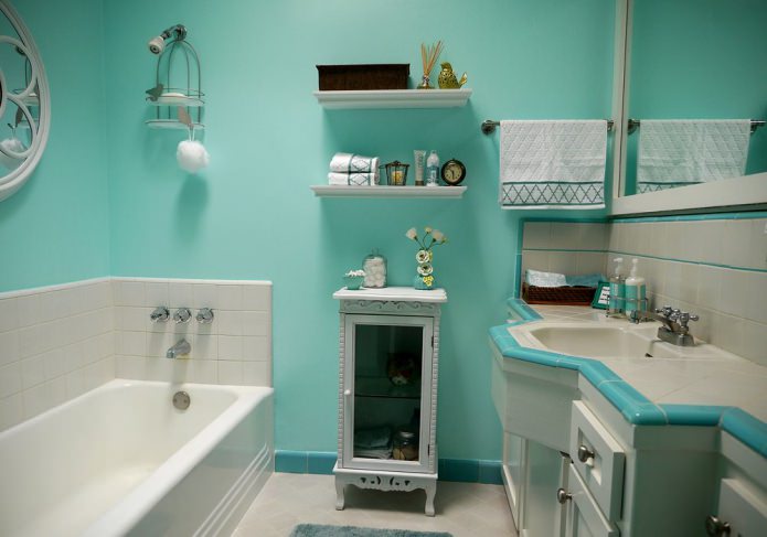 Weiß und Türkis im Badezimmer