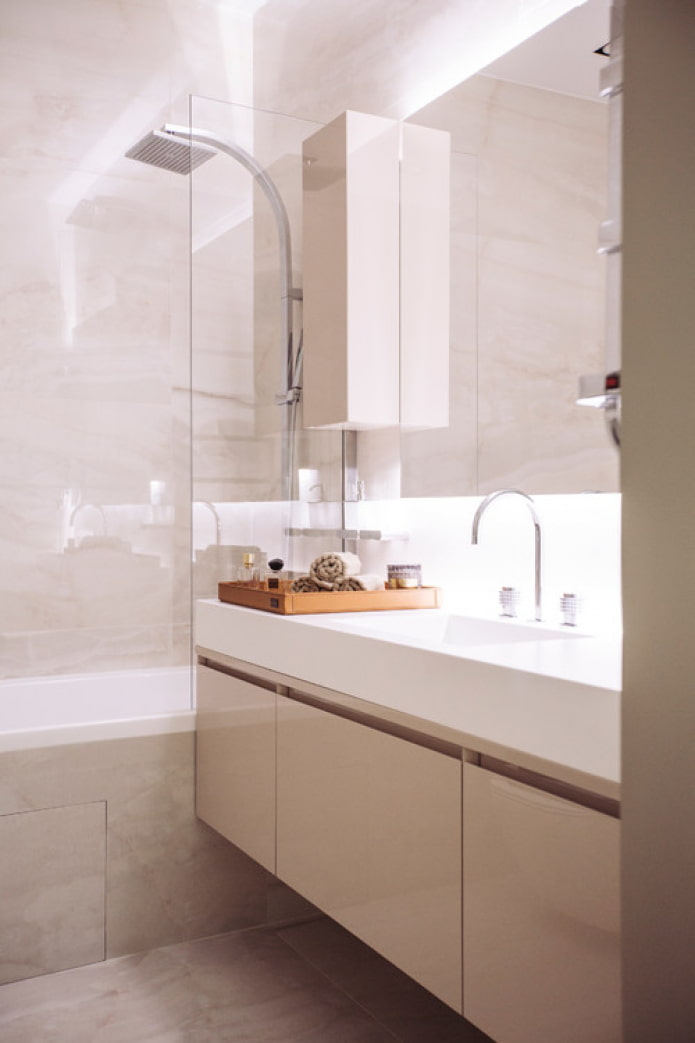 Beiger Glanz im Badezimmer