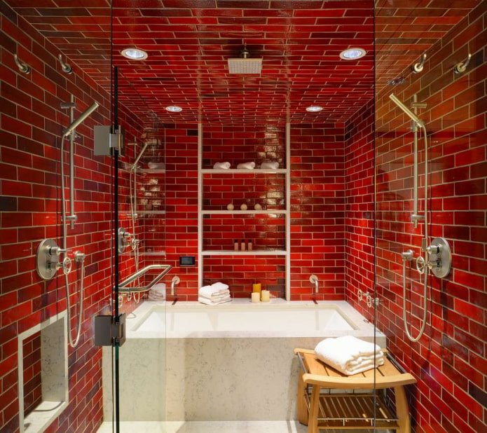 rote Wände im Badezimmer