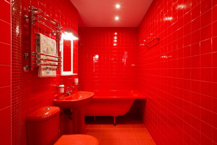 ganz rotes Badezimmer