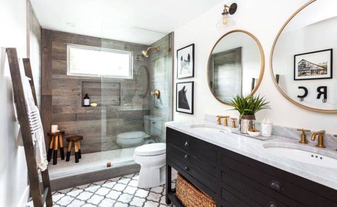 Schwarz-weißes Badezimmer mit Holz