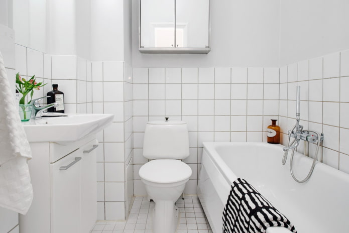weißes kleines Badezimmer