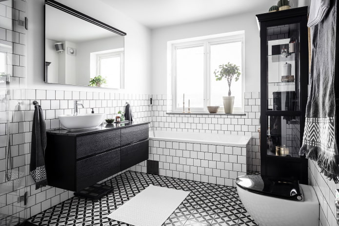 Fliesen mit Farbe in der Badewanne