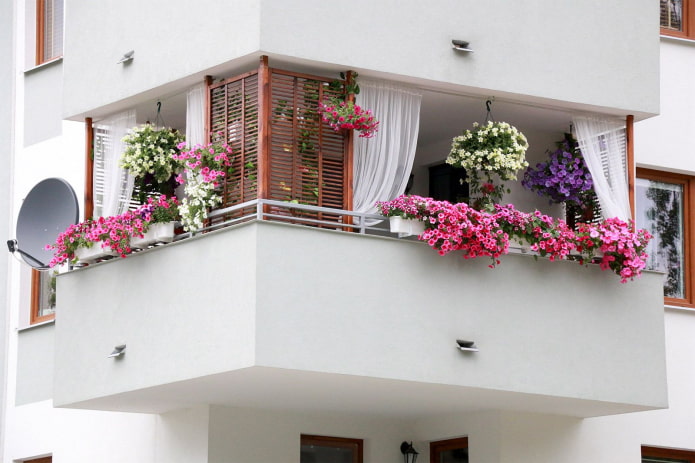 Balkon mit Blumen dekorieren