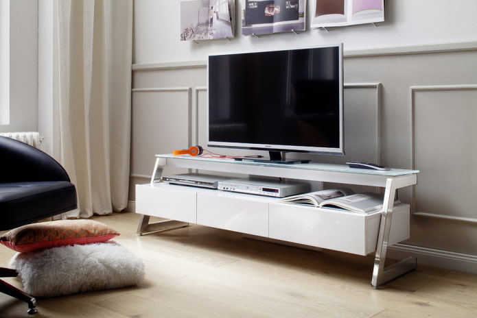 TV-Ständer in einem Hightech-Interieur