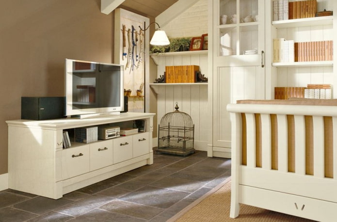 TV-Ständer in einem Interieur im Landhausstil