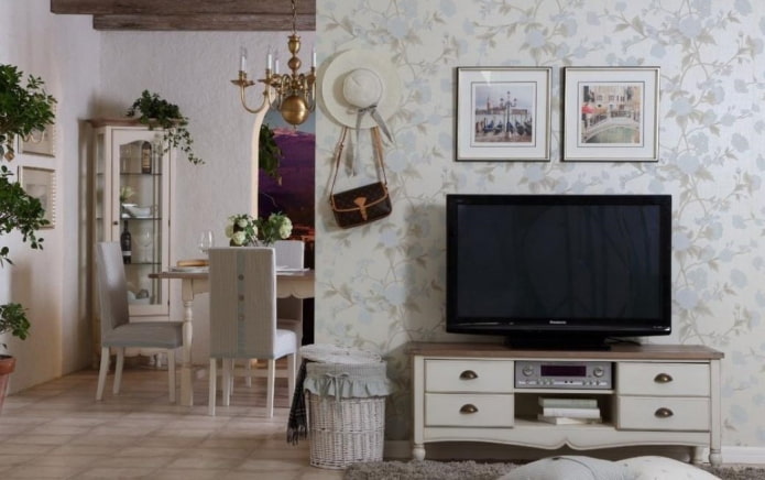 TV-Ständer im Interieur im Provence-Stil