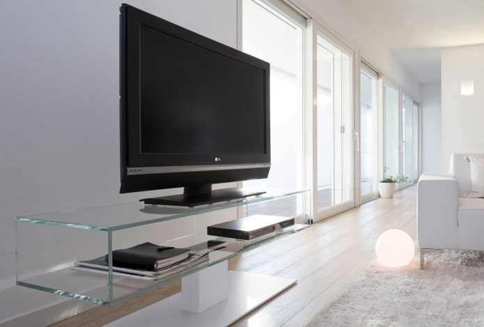 TV-Ständer aus Glas im Innenraum