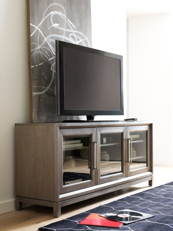 TV-Möbel mit Glastüren im Innenraum