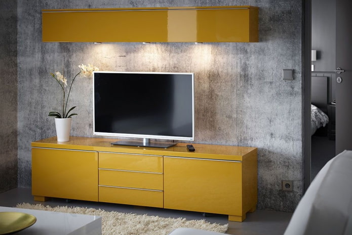 Ständer unter gelbem Fernseher im Innenraum