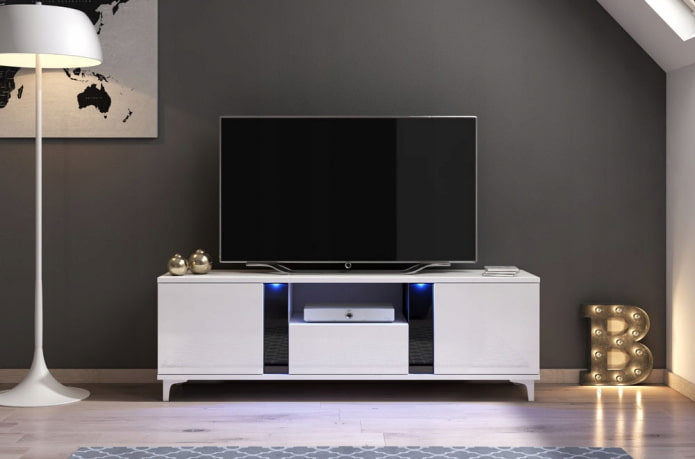 weißer TV-Ständer im Innenraum