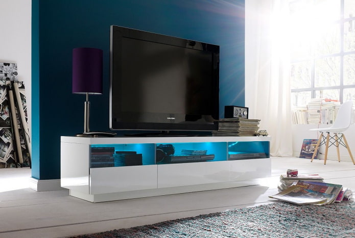 TV-Ständer mit Hintergrundbeleuchtung im Innenraum