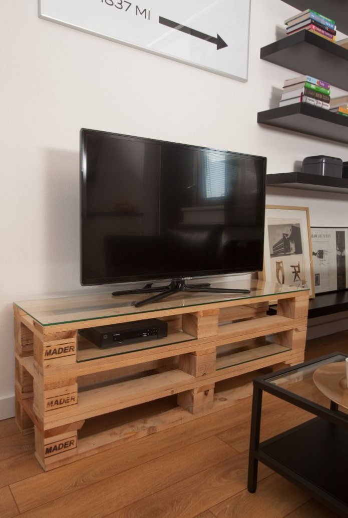 Original-TV-Ständer im Innenraum