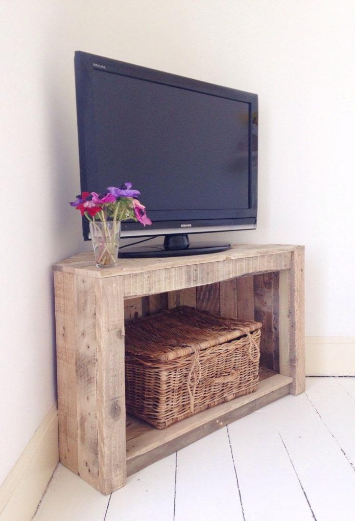 Original-TV-Ständer im Innenraum