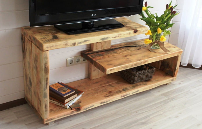 Original-TV-Ständer im Innenraum