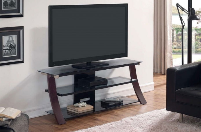 TV-Ständer mit Regalen im Innenraum