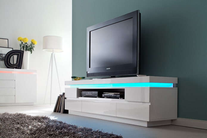 TV-Ständer mit Hintergrundbeleuchtung im Innenraum
