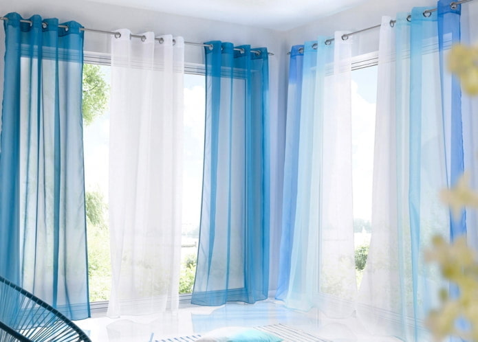 blaue Vorhänge mit Ösen